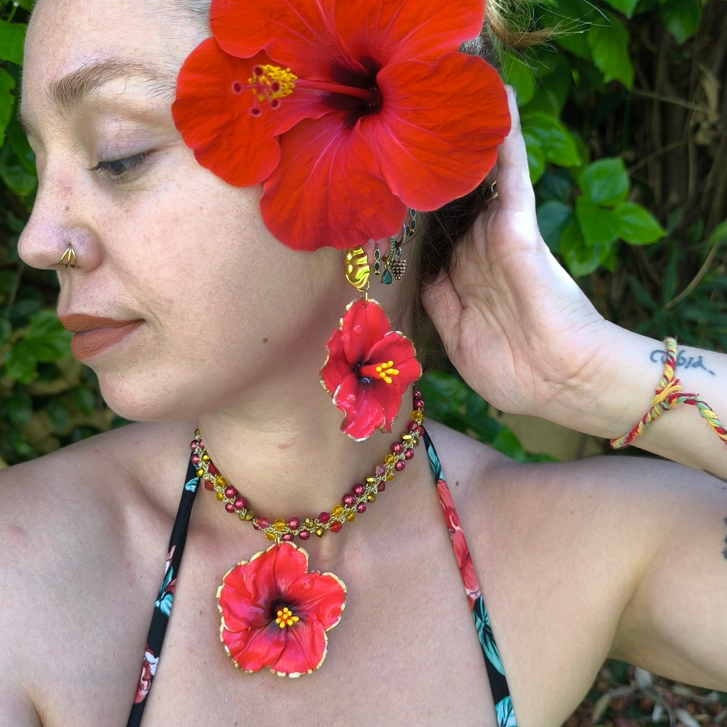 Collar Hibiscus Rubí